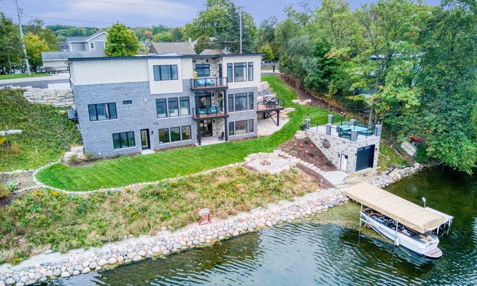 Oconomowoc Casa | Executive Lake House and Golf Retreat overlooking the main lake