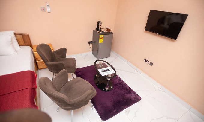 Accra Apartamento | Executive Large Room with Ensuite - just 25 mins drive from the Airport