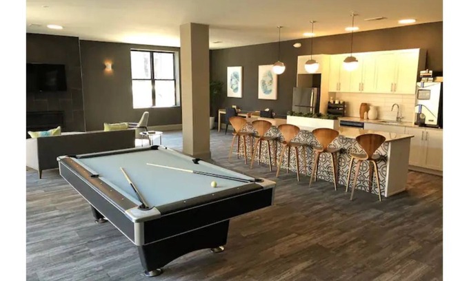 Clayton-Tamm Apartamento | Executive Level Suite w/ Free Garage Parking (519)