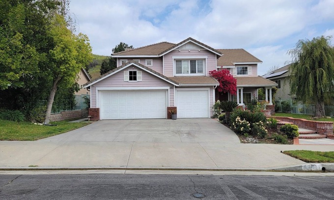 Canoga Park Casa | Executive Living, Scenic location 5+3 furnished; pool and entertainer's backyard