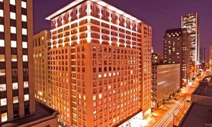 International District Condominio | EXECUTIVE LUXURY DOWNTOWN CONDO LOCATED BY THE OLD PORT WITH FREE GARAGE PARKING