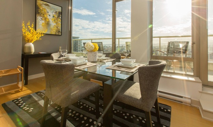 Downtown Victoria Condominio | Executive Luxury Suite - Everything's Just Down The Street Suite!
