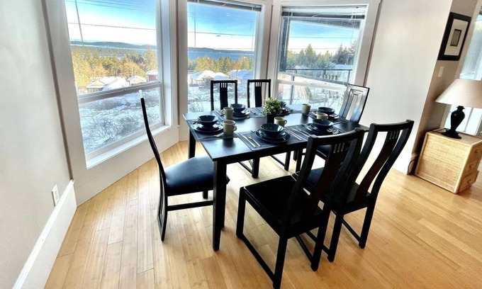 Ladysmith Casa | Executive ocean view, pet freindly lower suite