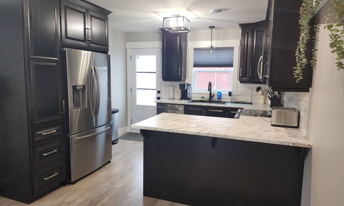 Terra Nova Casa | Executive & Quiet 2 Bdrm in the Heart of the City
