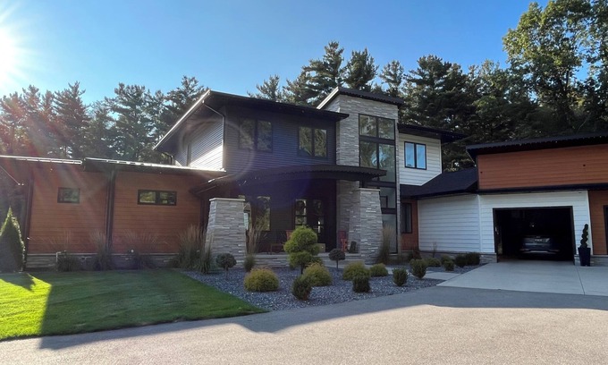 South Bend Casa | Executive Rental- Near Notre Dame, shopping, restaurants.