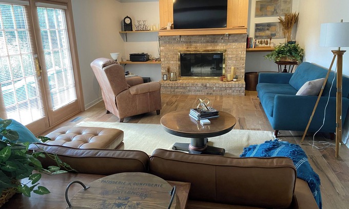 Naperville Casa | Executive Residence Corporate Corridor minutes from Naperville downtown