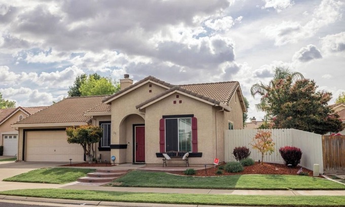 Highland Reserve Casa | Executive-Style Farmhouse Retreat – Furnished & Perfectly Located in Roseville