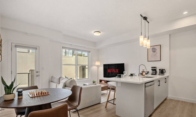 Springbank Hill Casa | Executive Suite with King Bed » Garage » AC » Free Banff Pass » 65"