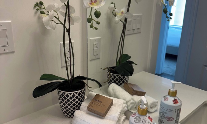 Burlington Casa | Executive Townhouse Burlington, this stylish place conveniently located to shops