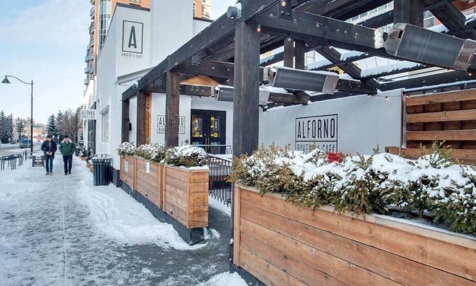 Eau Claire Apartamento | Executive two-bedroom apartment in the quiet West End of Downtown Calgary