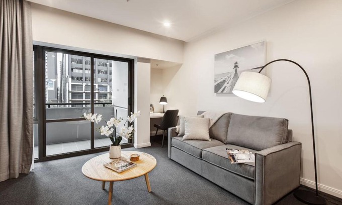 Chinatown Apartamento | Executive Urban Living with Balcony & Heated Pool