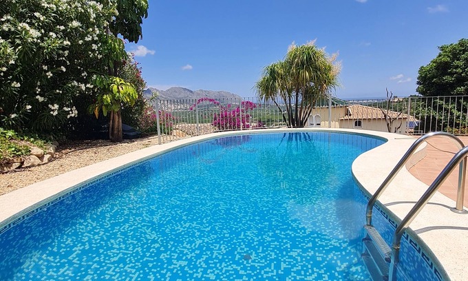 Orba Villa | Villa Ejecutivo de aire acondicionado con piscina privada, la montaña y vistas al mar