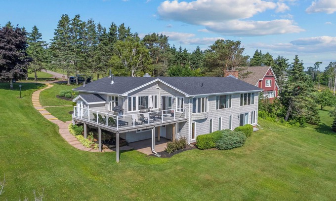 Granville Casa | Executive Waterfront Home