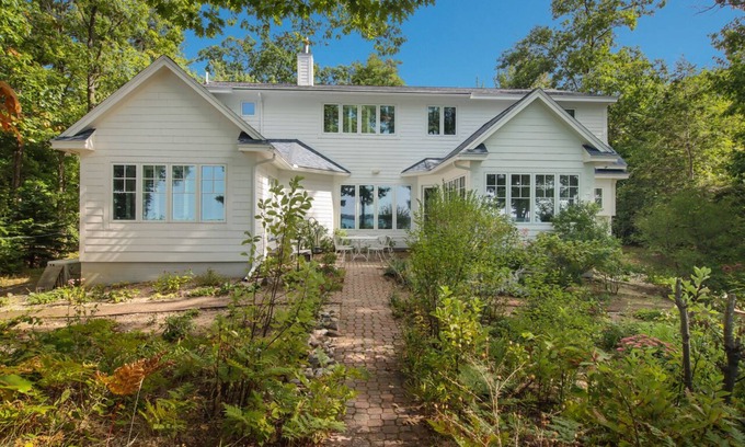 Williamsburg Casa | Inicio Ejecutivo en Elk Rapids en el lago Michigan