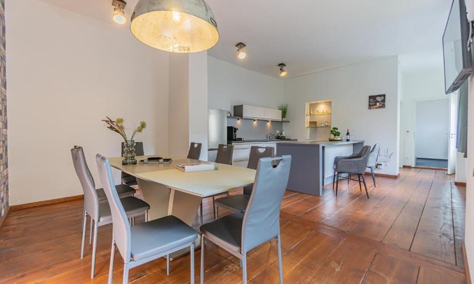 Cottbus Casa | Exklusive Stadtvilla-190qm- Parkplatz- 3Schlafzimmer- 2 Bäder- Netflix- Waschmaschine- 4 Etagen-nähe Theater