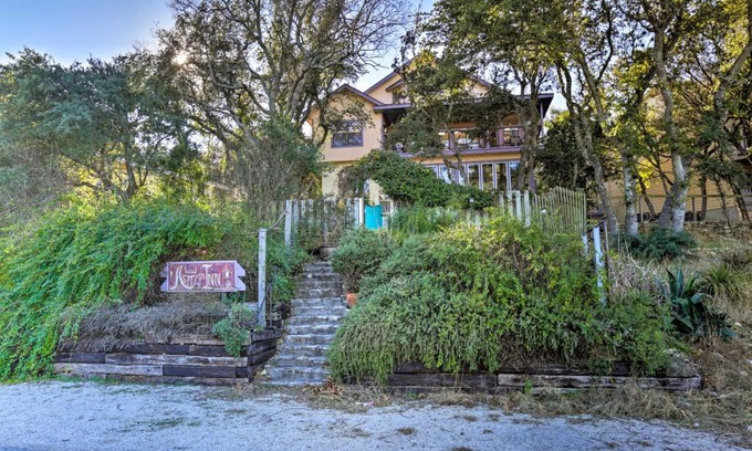 Canyon Lake Casa | Exotic Home with Patio and Grill Walk to Canyon Lake!