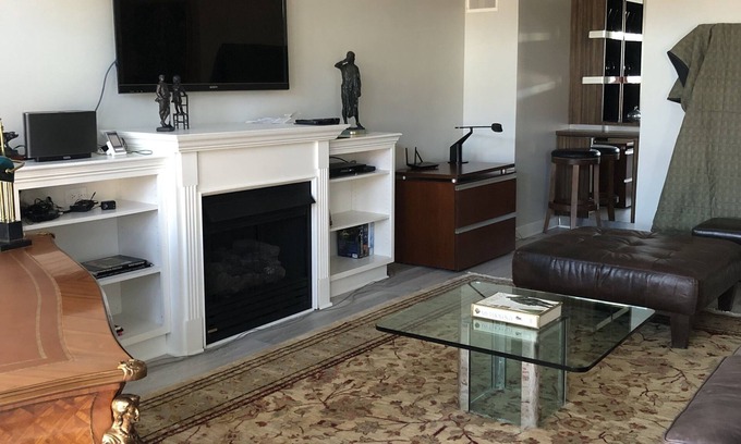 Birmingham Condominio | Expansive, Bright Condo with Volume Ceilings. Extra office, conference room.