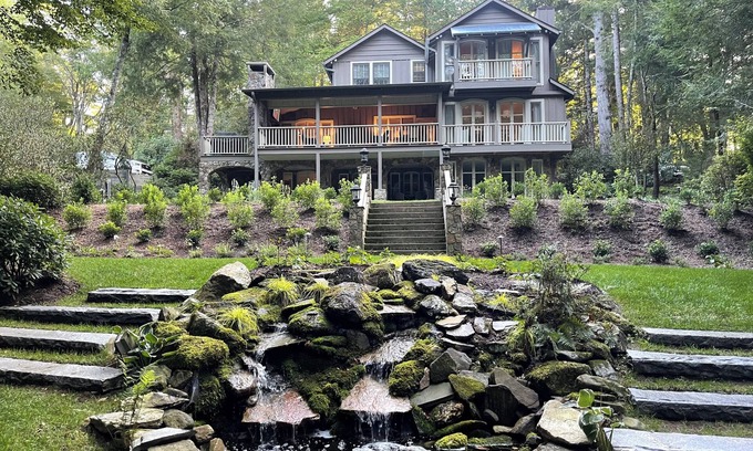 Highlands Casa | Expansive home, Walk to Downtown,Fiber Optic Wi-FI