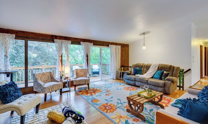 Lake Forest Park Casa | Spacious Lake Forest Park Home with Deck!