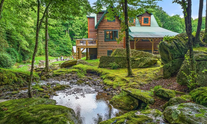 Banner Elk Cabina | Expansive Log Home with Private Swimming Hole