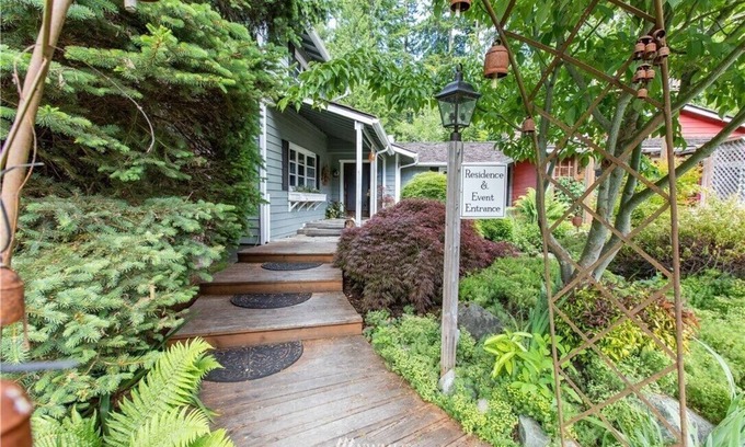 Langley Cabina | Expansive manor house for family gatherings, retreats, walkable to the village!
