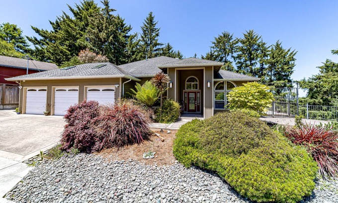 Humboldt Hill Casa | Expansive retreat with multiple decks, grill, air hockey, fast WiFi & media room