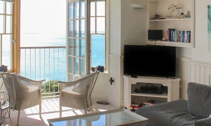 Chillington Apartamento | Amplias vistas al mar y al faro; piscina climatizada, cancha de tenis, playa, wifi, Sky