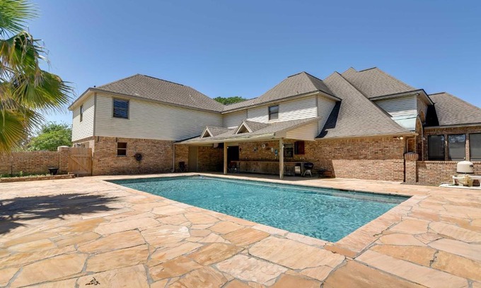 Texas City Casa | Expansive Texas City Retreat about 16 Mi to Galveston!