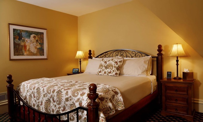 Central Business District Cama Y Desayuno | Stay with us and you'll see why we are ranked #1 lodging in Kalamazoo, MI.