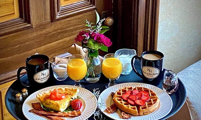 Central Business District Cama Y Desayuno | Stay with us and you'll see why we are ranked #1 lodging in Kalamazoo, MI.