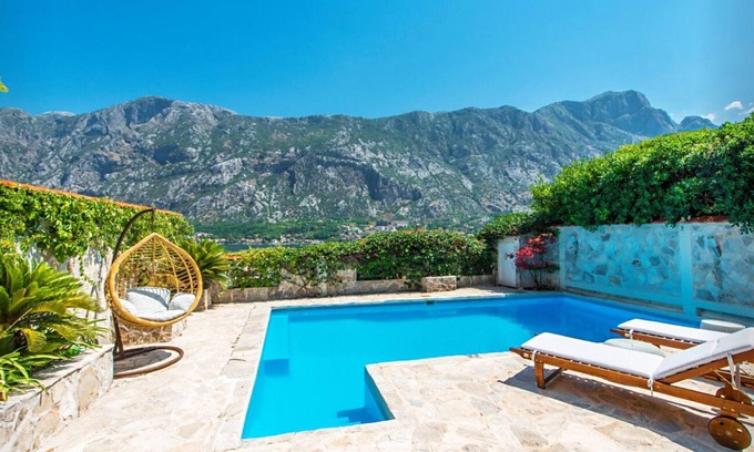 Prcanj Casa | Experience a unique atmosphere with friends and family