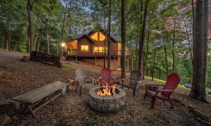 Ridges Over the Lake Cabina | Experience breathtaking mountain views at Sunset Ridge Aska