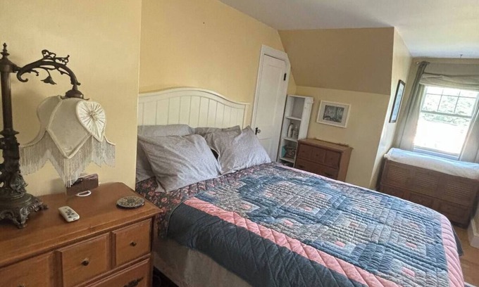 Waltham Apartamento | Experience Classic Charm in a Cozy 115-Year-Old Colonial