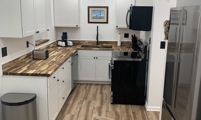 North Charleston Cabaña | Experience coastal charm! 3 bd 2 bath Downtown Charleston 11 min Beach 30 min