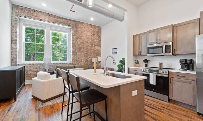 McMinnville Condominio | Experience comfort in 204 - MR. BLUE'S SUITE, a cozy 2BR retreat in McMinnville, TN.