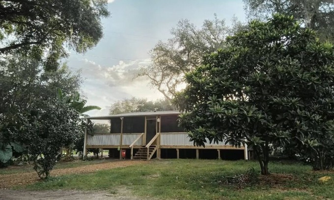 Putnam Hall Apartamento | Experience country life at a farm animal sanctuary, perfect for animal lovers!