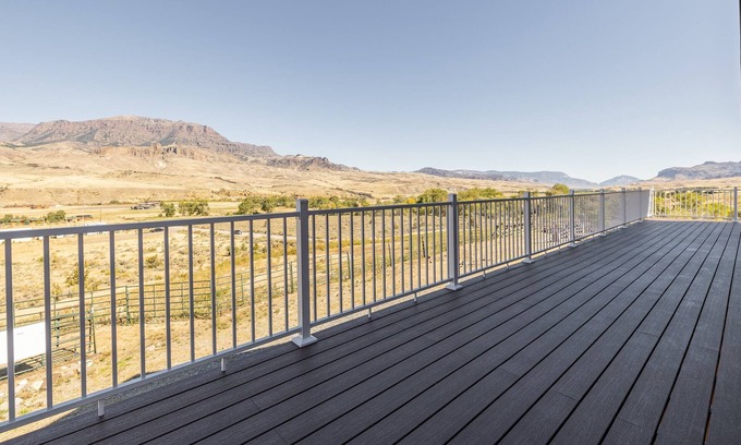 Wapiti Casa | Panoramic Views, Cozy Retreat in Wapiti, Pets OK