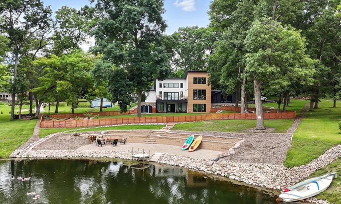 Fremont Casa | Experience Happie Space on Snow Lake, a Luxurious Lakefront Retreat with Privacy