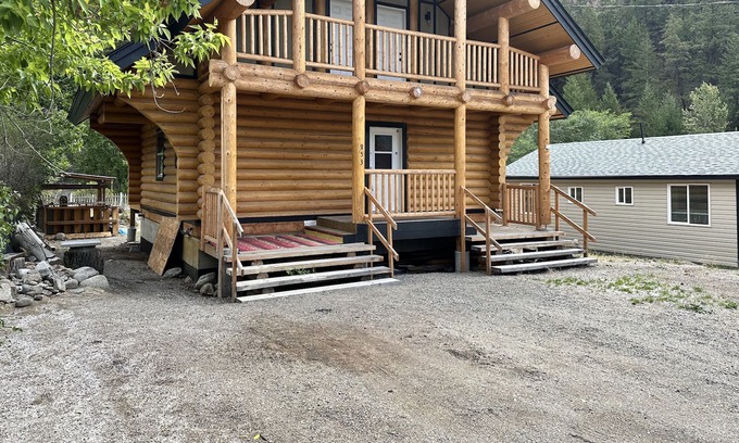 Okanagan-Similkameen Cabina | Experience Log Cabin Living in Picturesque Hedley, BC