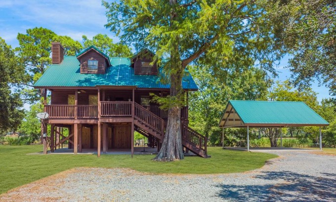 New Iberia Casa | Experience Louisiana, Cabin on Bayou Petite Anse