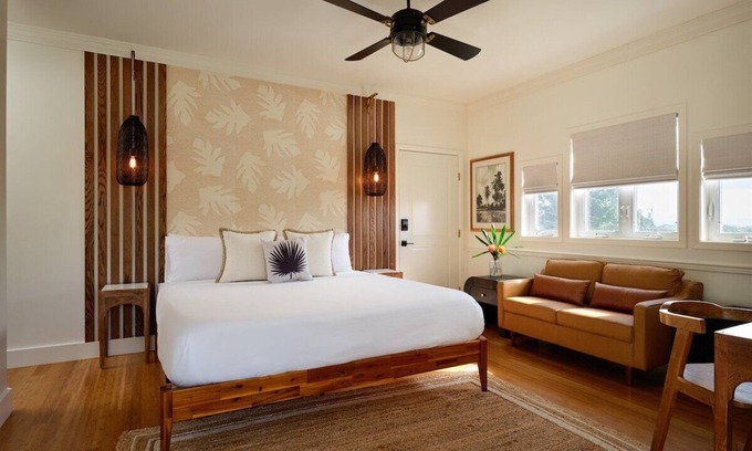 Wailuku Cama Y Desayuno | Experience luxury at The Ulu Suite | Garden patio