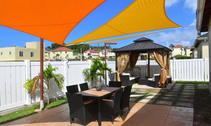 Ocho Rios Casa | Experience Luxury/Ocho Rios/PS5/HS Wifi/65" TV/Pool/Crib/Comfort Beds