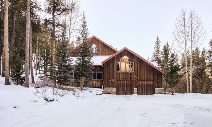 Dunkin Hill Casa | Experience luxury at Stormbunker Paradise, a spacious 4-bedroom house with stunning wooded views.