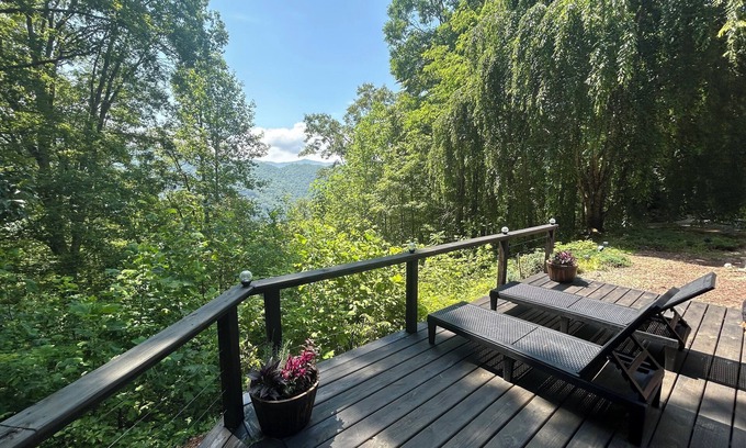 Bryson City Cabina | Experience mountain serenity at Edgeview Chalet
