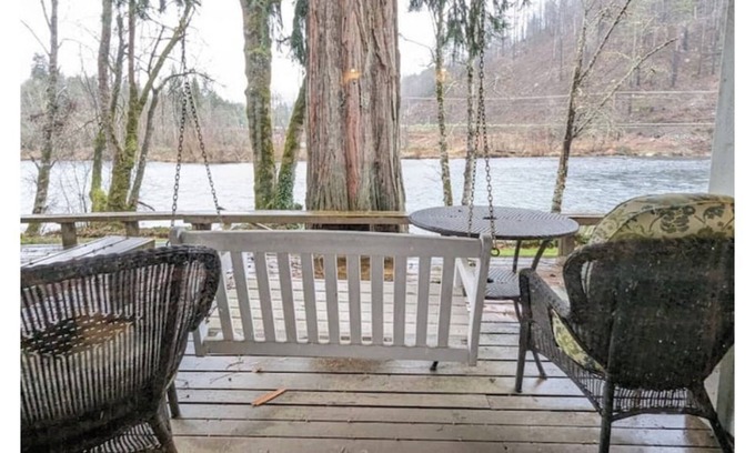 Marcola Casa | Experience Nature in this River Front Hideaway