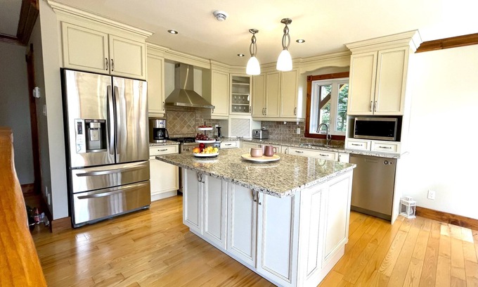 Sainte-Adele Chalet De Esquí | Experience Nature’s Beauty: Rent Our Charming Cottage