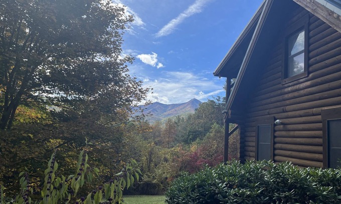 Candler Cabina | Experience nature’s splendor at a pet-friendly cabin 20 minutes from Asheville.