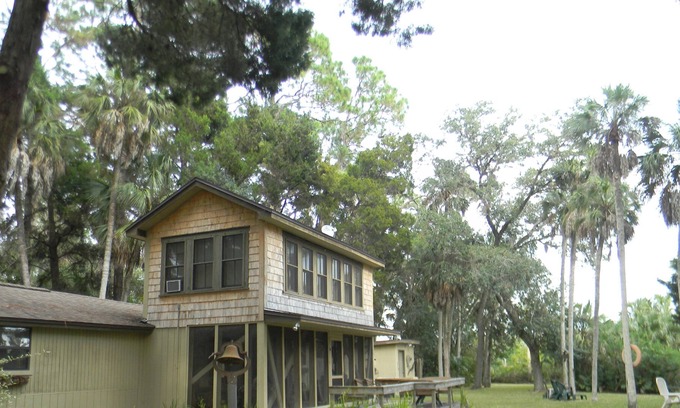 Weeki Wachee Gardens Cabaña | Experiencia 'Old Florida "de un Waterfront Cottage con Encanto