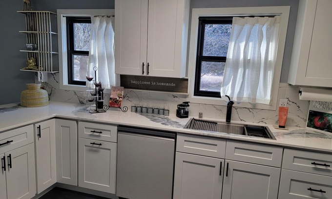 Prosser Casa | Experience Prosser in style: Cozy wine country 2BR retreat with 5 beds.