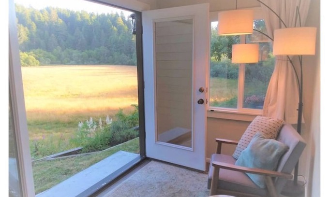 Eureka Apartamento | Experience rural living amongst towing Redwoods just 10 minutes from town.